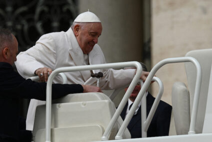 El papa Francisco seguirá internado varios días por una infección pulmonar