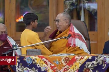 Dalai Lama besa a menor en la boca y le pide que le ‘chupe’ su lengua en pleno evento budista
