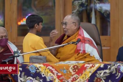 Dalai Lama besa a menor en la boca y le pide que le ‘chupe’ su lengua en pleno evento budista