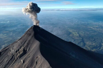 Volcán de Fuego de Guatemala inicia erupción; alertan de «explosiones violentas»