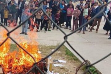 Habitantes queman nuevos libros de texto en comunidad de San Cristóbal
