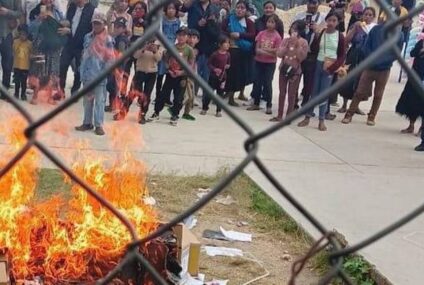 Habitantes queman nuevos libros de texto en comunidad de San Cristóbal