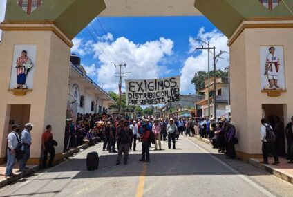 Manifestantes retienen autobús, persiste bloqueo en Oxchuc por demanda electoral