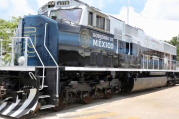 AMLO prueba el Tren Transístmico por primera vez; viaja de Salina Cruz a Coatzacoalcos; mexicanos reciben con gritos el convoy