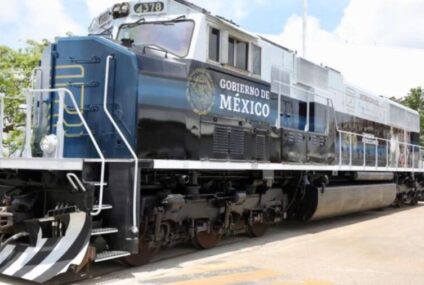 AMLO prueba el Tren Transístmico por primera vez; viaja de Salina Cruz a Coatzacoalcos; mexicanos reciben con gritos el convoy