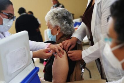 ¿Cuándo inicia la vacunación contra covid-19 e influenza estacional en México?