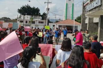 Protesta de estudiantes y padres de familia en Jiquipilas exige destitución del maestro acusado de presunto acoso sexual
