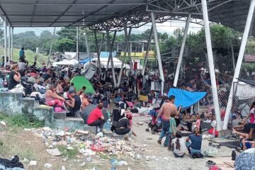 Caravana de migrantes llega a Huixtla, exigen atención del INM