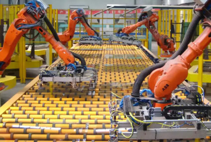 Robot mata a trabajador de fábrica al confundirlo con una caja