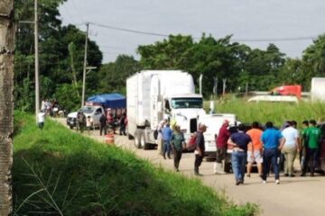 Detienen a 18 campesinos que bloqueaban Palenque