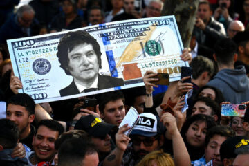 Javier Milei devalúa moneda argentina más de 50%, a 800 pesos por dólar