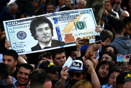 Javier Milei devalúa moneda argentina más de 50%, a 800 pesos por dólar