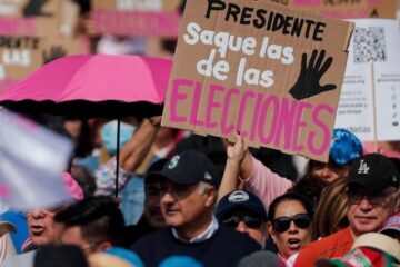 La marea rosa grita por la democracia y contra López Obrador