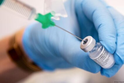 Hombre recibe más de 200 vacunas contra Covid; este es su estado de salud
