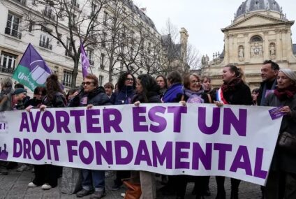 Francia se convierte en el primer país del mundo en inscribir el derecho al aborto en su Constitución