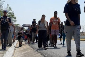 Migrantes abandonan Tuxtla Gutiérrez, salen en caravana