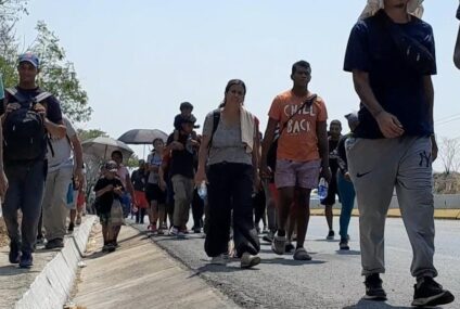 Migrantes abandonan Tuxtla Gutiérrez, salen en caravana