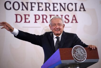 En el día del maestro, AMLO anuncia aumento salarial de 10% para los docentes