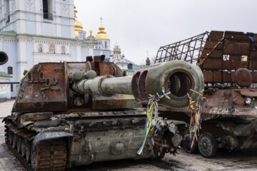 EU envía armas a Ucrania que marcarán una ‘diferencia’ en la guerra con Rusia: ‘La ayuda está en camino’