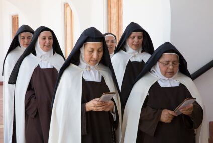 Monjas se rebelan contra la Iglesia católica para seguir a un obispo excomulgado en España