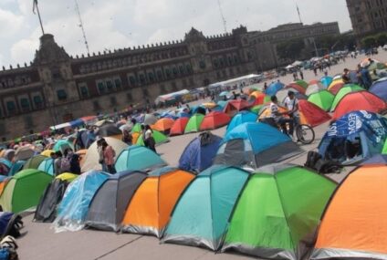 Maestros de la CNTE amenazan a AMLO: Plantón se mantiene pese a Marea Rosa en Zócalo de CDMX