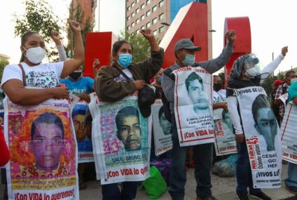 Caso Ayotzinapa: padres de los 43 desaparecidos realizan trabajos de búsqueda en el 27 Batallón de Infantería