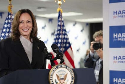 Kamala Harris se dirige por primera vez a su equipo de campaña y Biden se une por teléfono