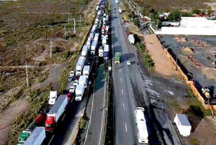 Fallas en Puerto de Manzanillo provocan caos vial y filas kilométricas; reportan un muerto