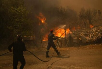 Cientos de bomberos luchan contra el peor incendio forestal del año en Grecia