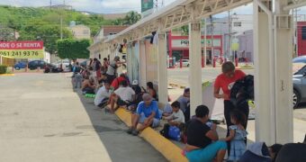 Migrantes desalojan plaza comercial en Tuxtla Gutiérrez