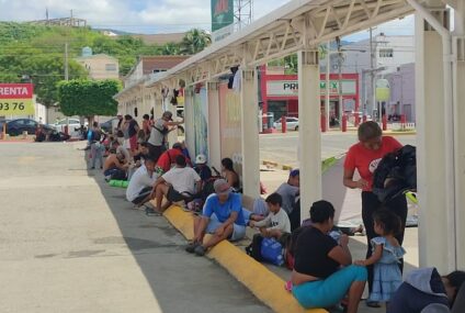 Migrantes desalojan plaza comercial en Tuxtla Gutiérrez