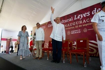 Lanzan botella a AMLO y le gritan ‘dictador’ en gira de despedida por Veracruz