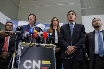 Autoridad electoral de Colombia investiga campaña presidencial de Gustavo Petro; él denuncia un «golpe de Estado»