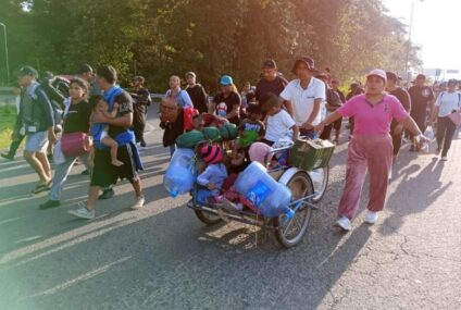 Caravanas de migrantes avanzan por la costa de Chiapas