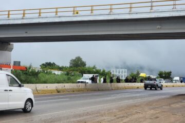 Hallan cuerpo sin vida y narcomanta en puente Tuxtla-Ocozocoautla