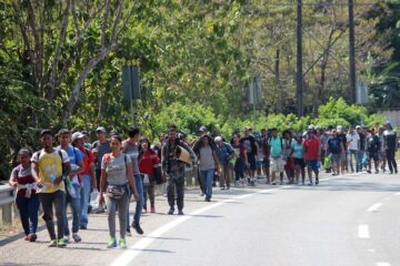 Parten migrantes en caravana al centro del país