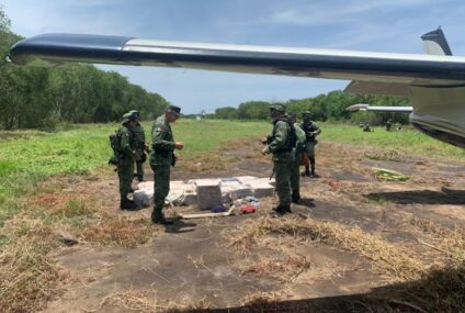 Sedena asegura aeronave con más de media tonelada de cocaína en Oaxaca; realizan acciones periciales