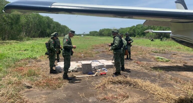 Sedena asegura aeronave con más de media tonelada de cocaína en Oaxaca; realizan acciones periciales