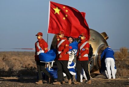 Tripulantes de la estación espacial china regresan tras 6 meses en órbita; planean construir base en la Luna