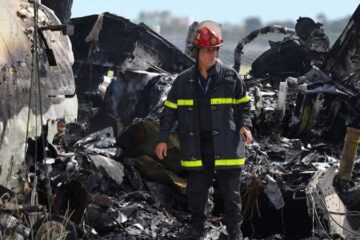 Tragedia aérea: avión se sale de pista y se estrella contra casas en Argentina