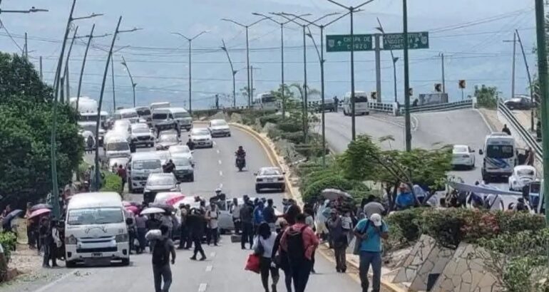 Maestros paralizan Chiapas; sin solución planean bloqueo en estos meses