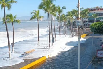 Priscilla causa olas hasta de 4 metros e inunda calles y negocios de Vallarta