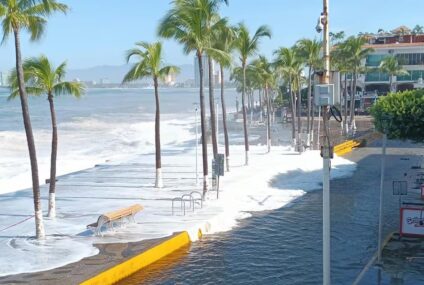 Priscilla causa olas hasta de 4 metros e inunda calles y negocios de Vallarta