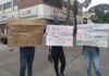 Bloquean calles normalistas egresados, exigen liberación de plazas