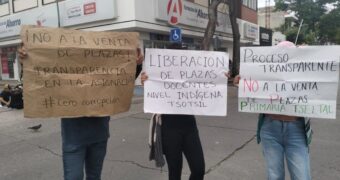 Bloquean calles normalistas egresados, exigen liberación de plazas