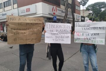 Bloquean calles normalistas egresados, exigen liberación de plazas