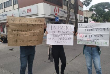 Bloquean calles normalistas egresados, exigen liberación de plazas