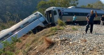 Gobierno reporta 13 muertos y 44 hospitalizados por descarrilamiento del Tren Interoceánico