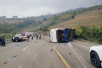 Vuelca camión que transportaba indígenas tzeltales en Chiapas; hay dos muertos y 22 heridos Vuelca camión que transportaba indígenas tzeltales en Chiapas; hay dos muertos y 22 heridos