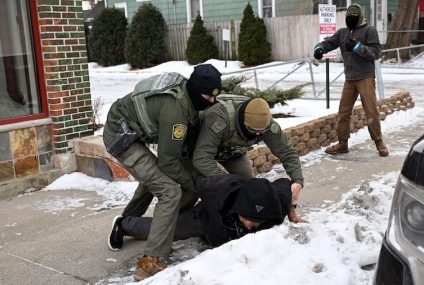 Comieron ahí y luego regresaron a arrestarlos: acusan a agentes de ICE en Minnesota